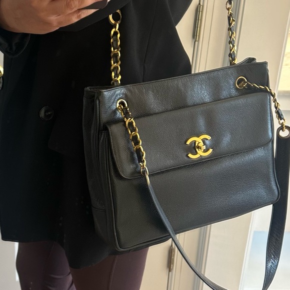 CHANEL Black Shoulder Bag with Gold Accents - Picture 5 of 17